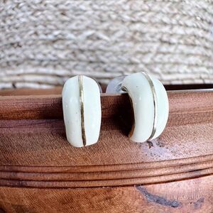 Vintage Cream & Gold shell earrings